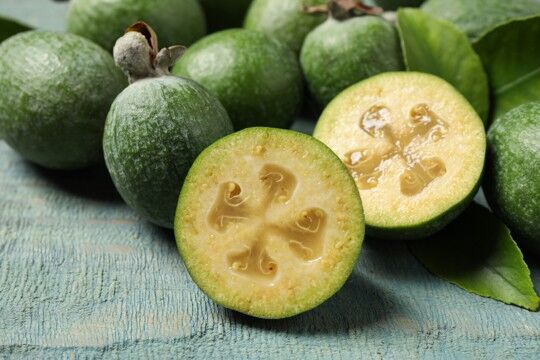 What does feijoa smell like?
